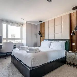  Apartment Canary Wharf Retreat With Free Secure Parking